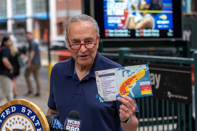 Bilder des Jahres 2021, News 09 September News Themen der Woche KW35 News Bilder des Tages September 5, 2021, New York, United States: Senate Majority Leader Chuck Schumer (D-NY) speaks at a press conference in Chelsea, New York City. .Standing at one of the locations where the Subway was flooded during Ida, U.S. Senator Charles Schumer says the storm along with others, are a warning bell to New York and the nation. Senator Schumer rallies for passage of both the bipartisan infrastructure legislation to address climate change, before it is too late. New York United States - ZUMAs197 20210905_zaa_s197_062 Copyright: xRonxAdarx