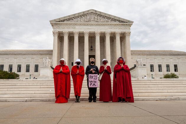 Bilder des Jahres 2021, News 09 September News Themen der Woche KW35 News Bilder des Tages Handmaids Protest Against Texas Abortion Law Protesters dressed as handmaids and a guardian from The Handmaid s Tale stand in front of the US Supreme Court during a demonstration against the Texas law prohibiting abortions after 6 weeks, a point at which many women do not know they are pregnant. Protesters also urge passage of the Women s Health Protection Act, which would codify Roe v. Wade and guarantee access to abortion nationwide. Washington DC United States bailey-handmaid210905_npofY  Copyright: xAllisonxBaileyx