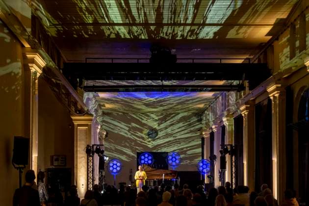 Jazz-Sängerin in der Kraftwerks- und Turbinenhalle der Brikettfabrik Louise DEU Brandenburg Domsdorf Â Jazz-Sängerin in der ehemaligen Kraftwerks- und Turbinenhalle der Brikettfabrik Louise bei Domsdorf: Die Sängerin und Komponistin CÃcile McLorin Salvant aus Miami avancierte in den vergangenen zehn Jahren vom Geheimtipp der Jazzkritiker zur mehrfachen Grammy-Gewinnerin. Gemeinsam mit ihrem Pianisten Dan Tepfer wandelt sie auf dem Pfad der Jazz-Geschichte und wagt eine erfrischend neue Perspektive auf große Standards. Das Zweite, länderübergreifende öLausitz Festival˜ , findet mit knapp 80 Veranstaltungen an 50 Orten in der Nieder-und Oberlausitz in Sachsen und Brandenburg statt. Die älteste Brikettfabrik in Europa, das tech
