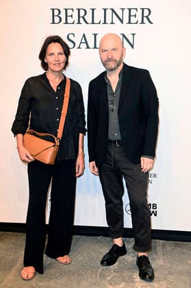 Die Designer Julia Rieth und Detlef Stiebich von Stiebich & Rieth bei der Gruppenausstellung des Kulturformats Der Berliner Salon auf der MBFW im Rahmen der Fashion Week Berlin Spring Summer 2022 im Kraftwerk Berlin. Berlin, 06.09.2021
