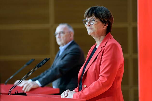 News Bilder des Tages 06.09.2021, Berlin, Deutschland - Foto: Die SPD-Vorsitzenden Norbert Walter-Borjans und Saskia Esken, anlaesslich einer Pressekonferenz im Willy-Brandt-Haus in Berlin. *** 06 09 2021, Berlin, Germany Photo SPD chairmen Norbert Walter Borjans and Saskia Esken, at a press conference at the Willy Brandt House in Berlin