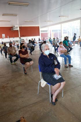 SERRANA, SP - 06.09.2021: TERCEIRA DOSE VACINA PARA IDOSOS - Seniors over 60 line up in front of the Maria Celina Walter de Assis Municipal School, in Serrana, in the interior of São Paulo. The Butantan Institute started today the application of a third dose in elderly people over 60 years old in the city of Serrana, in the interior of SP. The booster dose for this population occurs before the data from the Coronavac population-wide effectiveness study, conducted by the institute between February and May in the city, have been published. x2115640x  JoelxSilva