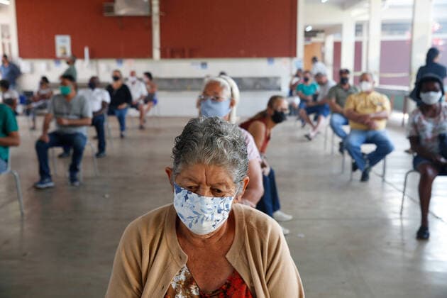 SERRANA, SP - 06.09.2021: TERCEIRA DOSE VACINA PARA IDOSOS - Seniors over 60 line up in front of the Maria Celina Walter de Assis Municipal School, in Serrana, in the interior of São Paulo. The Butantan Institute started today the application of a third dose in elderly people over 60 years old in the city of Serrana, in the interior of SP. The booster dose for this population occurs before the data from the Coronavac population-wide effectiveness study, conducted by the institute between February and May in the city, have been published. x2115647x  JoelxSilva