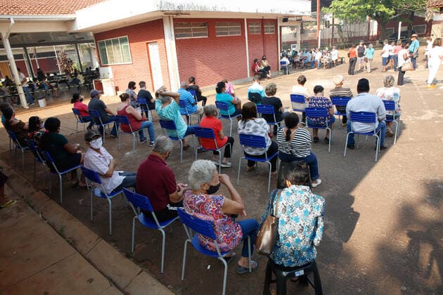 SERRANA, SP - 06.09.2021: TERCEIRA DOSE VACINA PARA IDOSOS - Seniors over 60 line up in front of the Maria Celina Walter de Assis Municipal School, in Serrana, in the interior of São Paulo. The Butantan Institute started today the application of a third dose in elderly people over 60 years old in the city of Serrana, in the interior of SP. The booster dose for this population occurs before the data from the Coronavac population-wide effectiveness study, conducted by the institute between February and May in the city, have been published. x2115654x  JoelxSilva