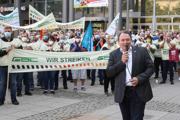 Bilder des Jahres 2021, News 09 September News Themen der Woche KW36 News Bilder des Tages Vorstandsmitglied Tarif DB BetrVG GDL Mitglied Mario Reiß spricht zu den Demoteilnehmern anstatt GDL Chef Claus Weselsky - GDL die Gewerkschaft der Lokführer streikt auf dem Bahnhofsvorplatz am Magdeburger Hauptbahnhof in Magdeburg, angekündigt zur Demo war auch GDL Chef Claus Weselsky der aber am Morgen den Termin abgesagt hat. *** Member of the board tariff DB BetrVG GDL member Mario Reiß speaks to the demo participants instead of GDL boss Claus Weselsky GDL the union of the engine drivers strikes on the station forecourt at the Magdeburger main station in Magdeburg, announced to the demo was also GDL boss Claus Weselsky who canceled however in the morning the date