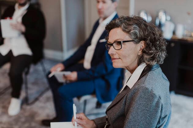 IMAGO Creative: Internationaler Frauenmonat, Gesundheit, Frauen in der Menopause Mature businesswoman in meeting with male colleagues at education class Sweden, Knivsta, model released, property released Copyright: xMaskotx , MA88171