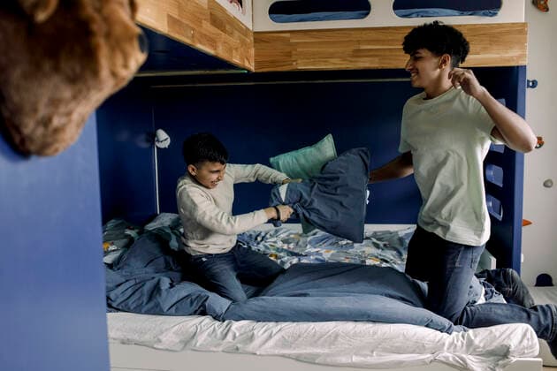 IMAGO Kreativ: Bruderschaft Male siblings doing pillow fight in bedroom Sweden, Stockholm, model released, property released Copyright: xMaskotx , MA88368