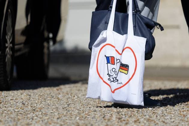 Vice-chancellor And Candidate Of The German SPD OLAF SCHOLTZ At The Elysee Palace In Paris German diplomat with a bag Friendship between France and Germany by Plantu during the visit of Vice-chancellor and candidate of the German SPD to the german federal chancellery OLAF SCHOLTZ at the Elysee presidential Palace for a meeting with French President Macron September 06, 2021, Paris Paris France pelletier-notitle210906_nprmY  Copyright: xDanielxPierx