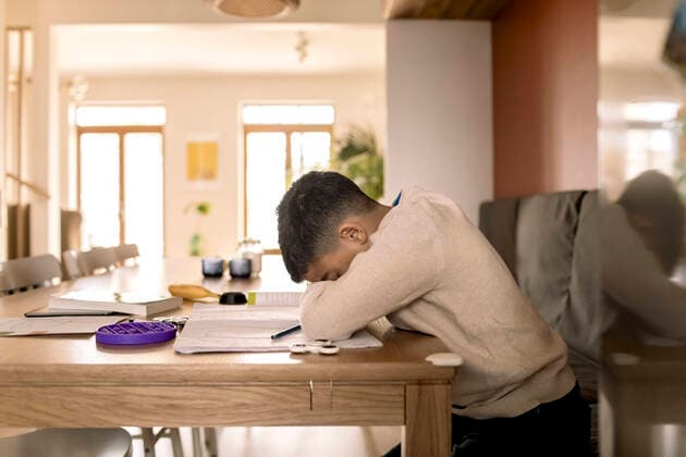 IMAGO Creative: Gesundheit, Burnout Tired boy with head down over table in living room Sweden, Stockholm, model released, property released Copyright: xMaskotx , MA88421