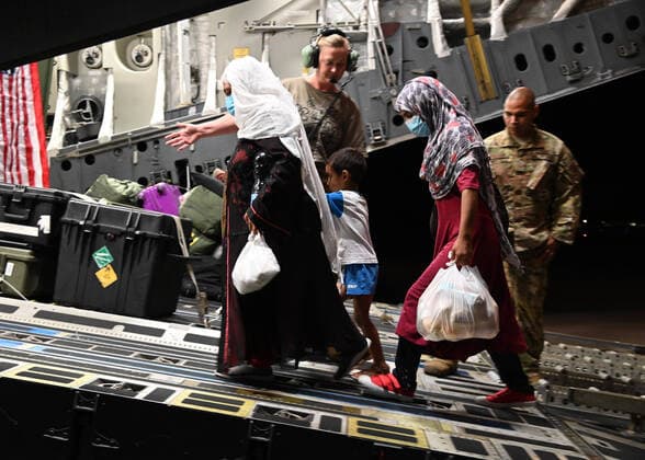 Frauen unter dem Taliban Regime in Afghanistan STYLELOCATIONAfghan refugees evacuated from Kabul board a U.S. Air Force C-17 Globemaster III aircraft for a medical flight from Naval Air Station Sigonella September 5, 2021 in Sigonella, Italy. Sigonella is serving as a holding and evacuation hub moving qualified refugees on to more permanent locations. Sigonella Italy - ZUMAp138 20210905_zaa_p138_002 Copyright: xMc1xKeganxE.xKay U.S.xNavyx
