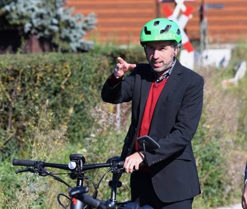 Tuebingen - Kilchberg 06.09.2021 Der Tuebinger Oberbuergermeister Boris Palmer (Die Gruenen) kommt mit dem E- Bike zum Pressegespraech bei dem neuen Haltepunkt in Tuebingen - Kilchberg der geplanten Innenstadtstrecke der Regionalstadtbahn. *** Tuebingen Kilchberg 06 09 2021 The Mayor of Tuebingen Boris Palmer The Greens come with the E Bike to the press meeting at the new stop in Tuebingen Kilchberg of the planned inner-city route of the regional city train ULMER