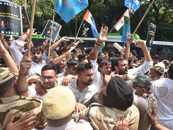 News Bilder des Tages NEW DELHI, INDIA - SEPTEMBER 6: Security personnel stop NSUI members during a protest outside Education Minister Dharmendra Pradhan over alleged IIT-JEE (Main) 2021 fraud on September 6, 2021 in New Delhi, India. On September 2, CBI conducted searches at 20 locations across the country, in a case related to alleged irregularities being committed in JEE (Main) Exam 2021 by a private educational institution. (Photo by Sonu Mehta Hindustan Times) NSUI Protest Over Alleged IIT-JEE Fraud Case