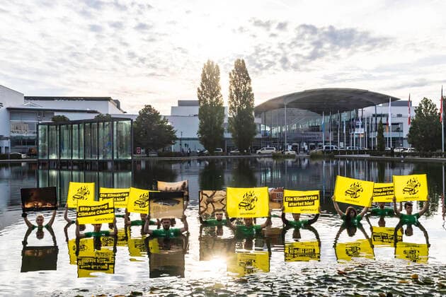 News Bilder des Tages Zu Beginn der IAA MOBILITY protestierte am Dienstag rund ein Dutzend Aktivisten von Greenpeace gegen die Geschäftspolitik der Automobilindustrie und gegen die Regierung. Ihr Vorwurf: statt echte Klimapolitik werde Green-Washing betrieben ohne ernsthaftes Bemühungen, die Klimakrise zu bekämpfen. DEU, Deutschland, Bayern, München, Munich, 07.09.2021. *** At the beginning of the IAA MOBILITY on Tuesday about a dozen activists from Greenpeace protested against the business policies of the automotive industry and against the government Their accusation instead of real climate policy is green washing without serious efforts to combat the climate crisis DEU, Germany, Bavaria, Munich, Munich, 07 09 2021