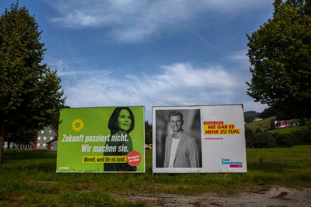 Wahlplakate zur Bundestagswahl im September 2021 sind in Baiersbronn ( Landkreis Freudenstadt Baden-Württemberg ) zu sehen. Die Grünen Annalena Baerbock Zukunft passiert nicht Wir machen sie. FDP Michael König Nie gab es mehr zu tun Wahlplakate