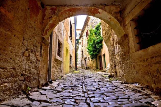  Stone town of Groznjan old street, 10.07.2016 09:15:50, Copyright: xxbrchxx Panthermedia17975536