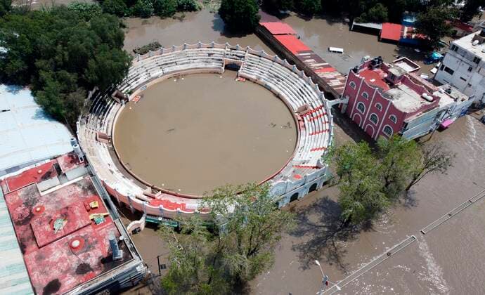 Mexiko, Überschwemmung nach Starkregen in Tula Photograph taken with a drone that shows the bullring flooded by the heavy rains of yesterday Monday, in the city of Tula, Hidalgo state, Mexico, 07 September 2021. At least 17 people died from flooding after heavy rains at a public hospital in Tula, in central Mexico, from where dozens of patients have been evacuated with the support of federal forces. EFE David Martínez Pelcastre Heavy rain in a municipality in central Mexico causes several deaths !ACHTUNG: NUR REDAKTIONELLE NUTZUNG!  Copyright: xDavidxMartínezxPelcastrex MEX809 20210908-566b9708a3d3878bfd1c31853e7397b3c2a67849