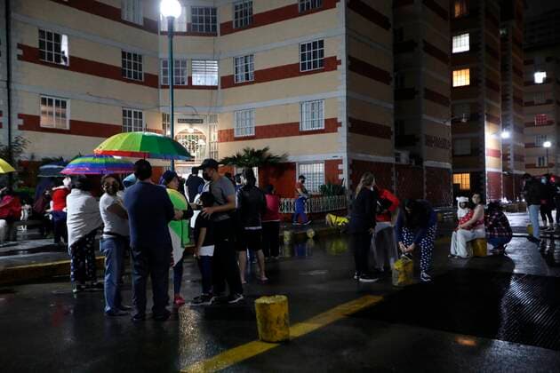 Mexiko, Schweres Erdbeben bei Acapulco Residents leave their homes due to the 6.9-magnitude earthquake that originated in the port of Acapulco, in Mexico City, Mexico, 07 September 2021. An earthquake of magnitude 6.9 was felt on Tuesday and triggered alarms in the capital, with no casualties or material damage reported so far. EFE Sáshenka Gutiérrez A 6.9 magnitude earthquake is felt in Mexico City !ACHTUNG: NUR REDAKTIONELLE NUTZUNG!  Copyright: xSáshenkaxGutiérrezx AME3071 20210908-49d292d5f43a95aa074f70252e16149d9dfcd646