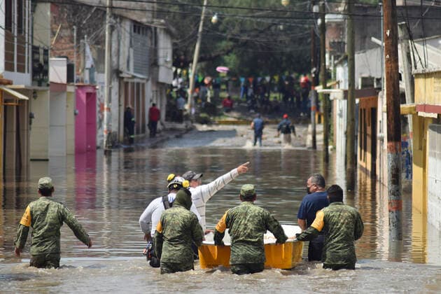 Mexiko, Überschwemmung nach Starkregen in Tula (210908) -- HIDALGO, Sept. 8, 2021 -- Rescuers walk on a water-logged road in Tula of Hidalgo, Mexico, Sept. 7, 2021. Floods killed 17 patients in a hospital following heavy rains in Tula, a city in the central Mexican state of Hidalgo, authorities said Tuesday. (Photo by Xinhua) MEXICO-HIDALGO-HOSPITAL-FLOOD FranciscoxVilleda 