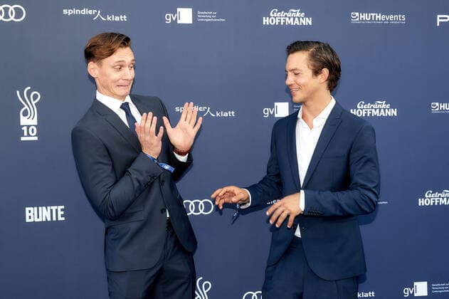Verleihung DEUTSCHER SCHAUSPIELPREIS 2021 Rick Okon und Tim Oliver Schultz auf dem roten Teppich bei der Verleihung des Deutschen Schauspielpreis im Spindler & Klatt in Berlin. Copyright: xEventpressxGolejewskix