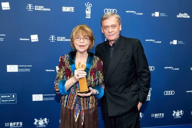 Verleihung DEUTSCHER SCHAUSPIELPREIS 2021 Preisträgerin Cornelia Froboess mit Laudator Sylvester Groth auf dem roten Teppich bei der Verleihung des Deutschen Schauspielpreis im Spindler & Klatt in Berlin. Copyright: xEventpressxGolejewskix