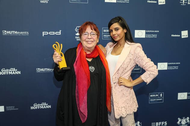 Verleihung DEUTSCHER SCHAUSPIELPREIS 2021 Preisträgerin Walfriede Schmitt und Laudatorin Collien Ulmen-Fernandes Verleihung Deutscher Schauspielpreis 2021 im Spindler und Klatt in Berlin Copyright: xEventpressxRadkex