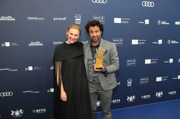 Verleihung DEUTSCHER SCHAUSPIELPREIS 2021 Preisträger Serkan Kaya und Laudatorin Rosalie Thomass Verleihung Deutscher Schauspielpreis 2021 im Spindler und Klatt in Berlin Copyright: xEventpressxRadkex