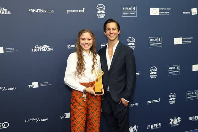 Verleihung DEUTSCHER SCHAUSPIELPREIS 2021 Preisträgerin Hannah Schiller und Laudator Tim Oliver Schultz Verleihung Deutscher Schauspielpreis 2021 im Spindler und Klatt in Berlin Copyright: xEventpressxRadkex