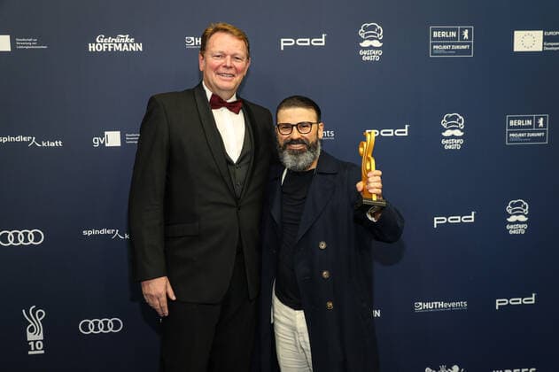 Verleihung DEUTSCHER SCHAUSPIELPREIS 2021 Preisträger Nicola Devico Mamone und Laudator Verleihung Deutscher Schauspielpreis 2021 im Spindler und Klatt in Berlin Copyright: xEventpressxRadkex
