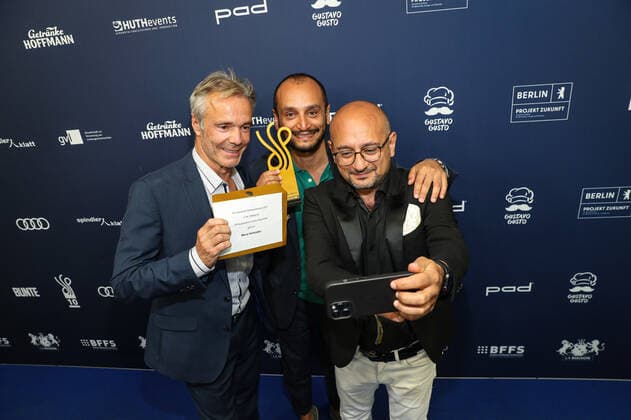 Verleihung DEUTSCHER SCHAUSPIELPREIS 2021 Preisträgerin Maria Hofstätter (spielt gerade Theater) Stellvertreter und Laudator Verleihung Deutscher Schauspielpreis 2021 im Spindler und Klatt in Berlin Copyright: xEventpressxRadkex