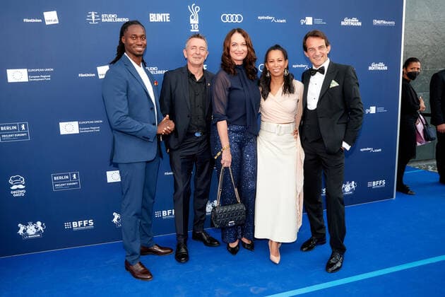 Verleihung DEUTSCHER SCHAUSPIELPREIS 2021 Eugene Boateng, Manfred Kockmann, Natalia Wörner, Minh-Khai Phan-Thi und Hans-Werner Meyer auf dem roten Teppich bei der Verleihung des Deutschen Schauspielpreis im Spindler & Klatt in Berlin. Copyright: xEventpressxGolejewskix
