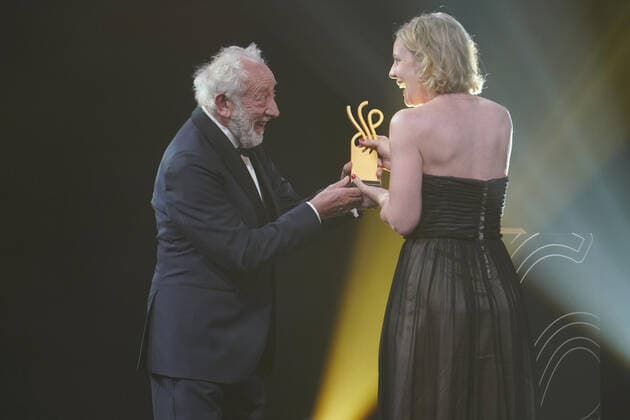 Verleihung DEUTSCHER SCHAUSPIELPREIS 2021 Dieter Didi Hallervorden mit Katrin Wichmann bei der Verleihung DEUTSCHER SCHAUSPIELPREIS 2021 im Spindler und Klatt in Berlin Copyright: xEventpressx