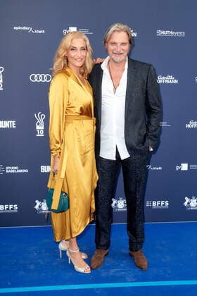 Verleihung DEUTSCHER SCHAUSPIELPREIS 2021 Stefan Jürgens mit Freundin Boriana Bo Rosenmüller auf dem roten Teppich bei der Verleihung des Deutschen Schauspielpreis im Spindler & Klatt in Berlin. Copyright: xEventpressxGolejewskix