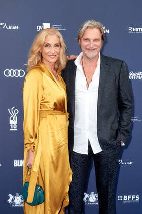 Verleihung DEUTSCHER SCHAUSPIELPREIS 2021 Stefan Jürgens mit Freundin Boriana Bo Rosenmüller auf dem roten Teppich bei der Verleihung des Deutschen Schauspielpreis im Spindler & Klatt in Berlin. Copyright: xEventpressxGolejewskix