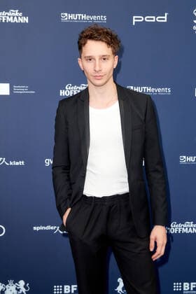 Verleihung DEUTSCHER SCHAUSPIELPREIS 2021 Jonathan Berlin auf dem roten Teppich bei der Verleihung des Deutschen Schauspielpreis im Spindler & Klatt in Berlin. Copyright: xEventpressxGolejewskix