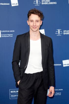 Verleihung DEUTSCHER SCHAUSPIELPREIS 2021 Jonathan Berlin auf dem roten Teppich bei der Verleihung des Deutschen Schauspielpreis im Spindler & Klatt in Berlin. Copyright: xEventpressxGolejewskix