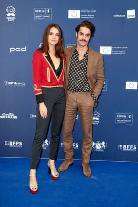Verleihung DEUTSCHER SCHAUSPIELPREIS 2021 Luise Befort mit Bruder Maximilian Befort auf dem roten Teppich bei der Verleihung des Deutschen Schauspielpreis im Spindler & Klatt in Berlin. Copyright: xEventpressxGolejewskix