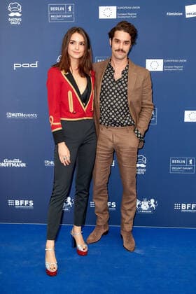 Verleihung DEUTSCHER SCHAUSPIELPREIS 2021 Luise Befort mit Bruder Maximilian Befort auf dem roten Teppich bei der Verleihung des Deutschen Schauspielpreis im Spindler & Klatt in Berlin. Copyright: xEventpressxGolejewskix
