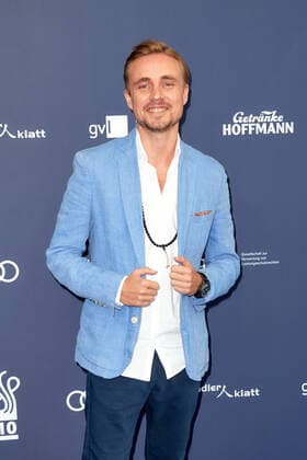 Verleihung DEUTSCHER SCHAUSPIELPREIS 2021 Constantin von Jascheroff auf dem roten Teppich bei der Verleihung des Deutschen Schauspielpreis im Spindler & Klatt in Berlin. Copyright: xEventpressxGolejewskix