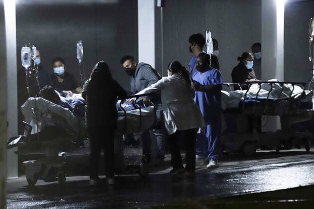 Mexiko, Schweres Erdbeben bei Acapulco (210908) -- MEXICO CITY, Sept. 8, 2021 -- Medical staff move patients out of a hospital after an earthquake in Mexico City, capital of Mexico, on Sept. 7, 2021. A 7.1-magnitude earthquake hit the Mexican southern coastal city of Acapulco, Guerrero state on Tuesday night, with tremors felt here in the Mexican capital, reported the National Seismological Service (SSN). (Photo by Xinhua) MEXICO-MEXICO CITY-EARTHQUAKE SunnyxQuintero 