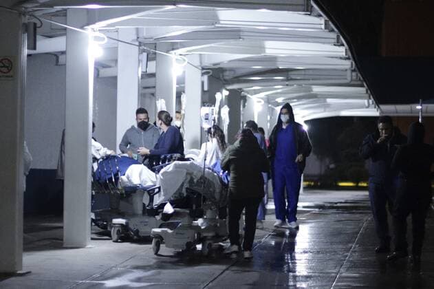Mexiko, Schweres Erdbeben bei Acapulco (210908) -- MEXICO CITY, Sept. 8, 2021 -- Medical staff move patients out of a hospital after an earthquake in Mexico City, capital of Mexico, on Sept. 7, 2021. A 7.1-magnitude earthquake hit the Mexican southern coastal city of Acapulco, Guerrero state on Tuesday night, with tremors felt here in the Mexican capital, reported the National Seismological Service (SSN). (Photo by Xinhua) MEXICO-MEXICO CITY-EARTHQUAKE SunnyxQuintero 