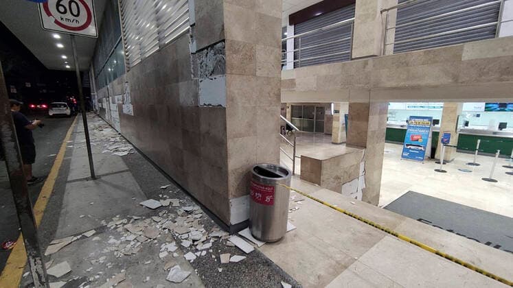 Mexiko, Schweres Erdbeben bei Acapulco (210908) -- ACAPULCO, Sept. 8, 2021 -- Damages are seen after an earthquake in Acapulco, state of Guerrero, Mexico, on Sept. 7, 2021. A 7.1-magnitude earthquake hit the Mexican southern coastal city of Acapulco, Guerrero state on Tuesday night, with tremors felt here in the Mexican capital, reported the National Seismological Service (SSN). (Photo by Xinhua) MEXICO-ACAPULCO-EARTHQUAKE JesusxEspinosa 
