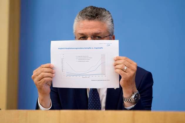 News Themen der Woche KW36 News Bilder des Tages Bundespressekonferenz Impfkampagne gegen Corona Aktuell,08.09.2021,Berlin,Prof. Dr. Lothar H. Wieler, Praesident Robert Koch-Institut (RKI) mit dem Vergleich der Hospitalisierungsinzidenz bei geimpften und ungeimpften bei der Bundespressekonferenz zum Thema Impfkampagne gegen Corona Berlin Berlin Deutschland
