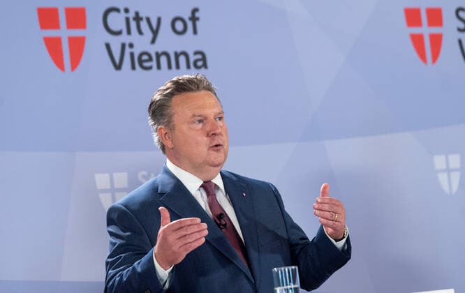 20210908 Press statement of the mayor of Vienna concerning the Corona measures VIENNA, AUSTRIA - SEPTEMBER 8: Governor and mayor of Vienna Michael Ludwig (SPOE) at a press statement concerning the Corona measures of Vienna at City Hall on September 8, 2021 in Vienna, Austria. WIEN, OESTERREICH - 8. SEPTEMBER: Landeshauptmann und Buergermeister von Wien Michael Ludwig (SPOE) bei einem Pressestatment zu den Corona Massnahmen nach den Bund-Lander-Gipfel im Rathaus am 8. September 2021 in Wien, Oesterreich. 210908_SEPA_32_063 Copyright: xMartinxJuenx SEPAxMedia