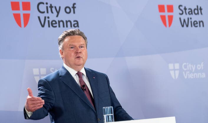20210908 Press statement of the mayor of Vienna concerning the Corona measures VIENNA, AUSTRIA - SEPTEMBER 8: Governor and mayor of Vienna Michael Ludwig (SPOE) at a press statement concerning the Corona measures of Vienna at City Hall on September 8, 2021 in Vienna, Austria. WIEN, OESTERREICH - 8. SEPTEMBER: Landeshauptmann und Buergermeister von Wien Michael Ludwig (SPOE) bei einem Pressestatment zu den Corona Massnahmen nach den Bund-Lander-Gipfel im Rathaus am 8. September 2021 in Wien, Oesterreich. 210908_SEPA_32_064 Copyright: xMartinxJuenx SEPAxMedia