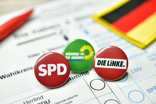 Parteien-Anstecker auf einem Stimmzettel, Koalition aus SPD, GrÃ¼ne und Die Linke, Rot-Rot-GrÃ¼n
