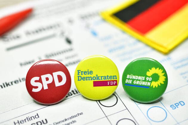 Parteien-Anstecker auf einem Stimmzettel, Koalition aus SPD, FDP und GrÃ¼ne, Ampel-Koalition