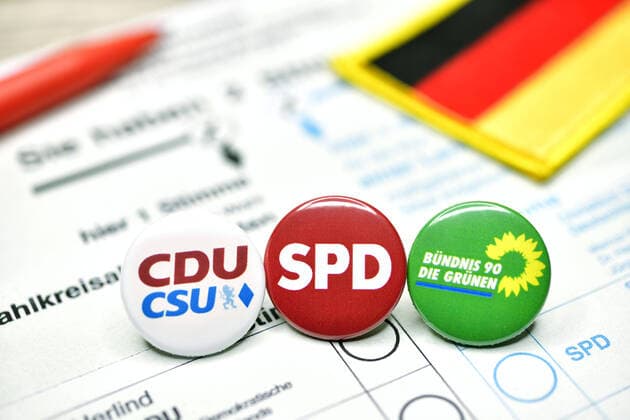 Parteien-Anstecker auf einem Stimmzettel, Koalition aus CDU, SPD und GrÃ¼nen, Kenia-Koalition