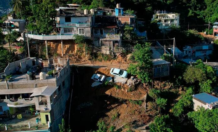 Photograph taken with a drone that shows an area affected by the earthquake today, in the resort of Acapulco in the state of Guerrero, Mexico 8 September 2021. The inhabitants of the Acapulco resort woke up this Wednesday, still fearful by the 7.1 magnitude earthquake that strongly shook southern and central Mexico, leaving one person dead and minor material damage. Acapulco rises still with fear in the body after the earthquake !ACHTUNG: NUR REDAKTIONELLE NUTZUNG!  Copyright: xDavidxGuzmánx MEX927 20210908-e5d84d038f7565d50ef5d3704b4dad01e66a6b18