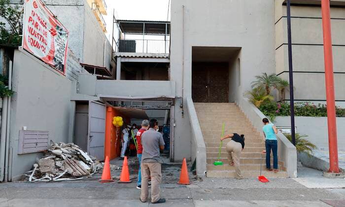 Hotel staff review damage caused by the earthquake today, in the resort of Acapulco in the state of Guerrero, Mexico 8 September 2021. The inhabitants of the Acapulco resort woke up this Wednesday, still fearful by the 7.1 magnitude earthquake that strongly shook southern and central Mexico, leaving one person dead and minor material damage. Acapulco rises still with fear in the body after the earthquake !ACHTUNG: NUR REDAKTIONELLE NUTZUNG!  Copyright: xDavidxGuzmánx MEX925 20210908-e80c1798f685ece9c40d5f36052d0a1b65747b64