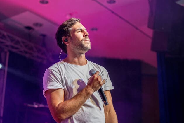 Der deutsche Sänger und Songwriter Max Giesinger mit seinem Programm Endlich Akustik! beim Live Auftritt im BonnLive Kulturgarten im Brückenforum Bonn, 08.09.2021 - BonnLive ist eine Kooperation zwischen der fünfdrei Eventagentur und Rheinevents Bonn Beuel NRW Deutschland